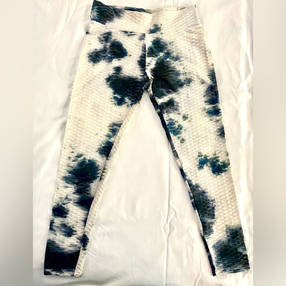 NEVER WORN!! Women's High-waisted textured leggings.